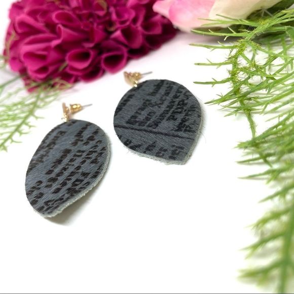 NEW⚜️REAL LEATHER & Fur Script Pattern Dangly Earrings - Picture 4 of 6